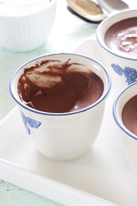 Délicieux petits pots de crème au chocolat. Ultra crémeux et onctueux. Seulement 2 ingrédients (crème et chocolat), sans oeufs, sans cuisson au four. Se préparent en 5 minutes.