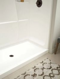 Classic 400 60" x 32" Shower Base Center Drain in High Gloss White 40094C | Delta Faucet