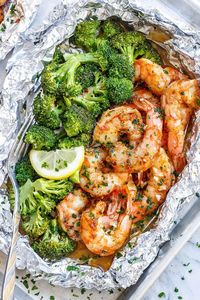 Shrimp and Broccoli Foil Packs with Garlic Lemon Butter Sauce - #shrimp #broccoli #lowcarb #eatwell101 #recipe - Whip up a super tasty meal in under 30 minutes! - #recipe by #eatwell101