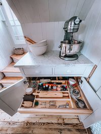 Learn how a Scandinavian kitchen blends simplicity, natural elements, and light colors to create a cozy, functional, and minimalist space.