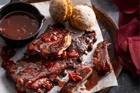 Southern-style pork ribs with soft cornbread rolls