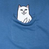 De Lord Nermal Longsleeve T-shirt van Ripndip komt met een gratis katten vriend. Crewneck Longsleeve Komt met kleine katten vriend Regular Fit 100% Katoen Zeefdruk graphic