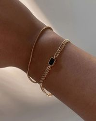 The slinkiest and daintiest bracelet that you can wear every day for that barely-there look. Featuring a 2mm width 18k gold-filled snake chain that can easily be stacked. Tarnish-resistant, showerproof, and safe for sensitive skin. …………………………………. D E T A I L S • Snake chain width measures 2mm• Snake chain length measures 6.5"/16.5cm• Spring clasp• Tarnish-resistant, waterproof, and safe for sensitive skin • 18K Gold Filled