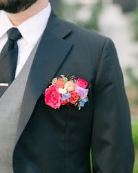 🌸✨ Pocket boutonnieres are stealing the spotlight, and I’m totally here for it. Floral pocket boutonnieres are the ultimate game-changer for your wedding wardrobe. Just slide them in and voilà – instant style upgrade! 🌿💐 I love that you can load them up with way more flowers than a traditional boutonnier. Both photos taken second shooting for @carhartphotography ! #PocketBoutonniere