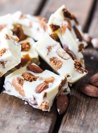 Deze witte rocky road met bastogne en toffee is weer zo'n fijn receptje: snel, easy en vooral HEERLIJK!