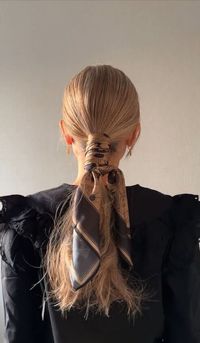 Here, I’m going to show you a hairstyle created with a scarf that is not only gorgeous but also super easy to achieve. If you like wearing scarves in your hair, this has your name written all over it.