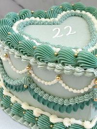 Piping details up close for a turquoise vintage heart cake