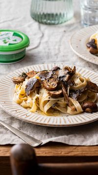 Wist je al dat Boursin plant-based product van het jaar 2023 is geworden? @foodfromclaudnine maakte een heerlijke tagliatelle met truffel, paddenstoelen én Boursin plant-based.