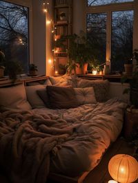 A comfy looking, aesthetic bedroom, with fairy lights and vines along the ceiling and walls. Perfect sleep room for teenagers. #uniroomdecor #fairylights #roomdecor #bedroom #comfy #bedding #vines