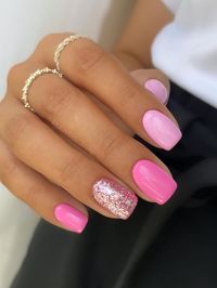 Update your next manicure with these fabulous pink glitter nails that will instantly glam up your nail look.