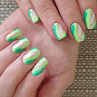 A vibrant mix of greens to let your positive energy flow through an earthy look. Balance the shape around a thin golden leaf design. Easy and enjoyable nail art ;)