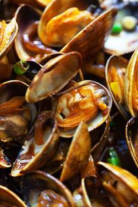 Curry clams in a skillet.