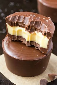 Homemade Keto Cups- These easy keto cups recipe are made with just 3 ingredients! Chocolate and coconut combined for the ultimate keto candy dessert recipe- Low carb, vegan, gluten free and paleo! 