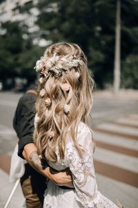 Elevate your boho wedding look with this pastel pink and white dried flower hair comb. Handcrafted with natural flowers, this hair piece is a stunning accessory for the bride. Complete the look with the included pink hair vine for added charm. Hair comb ( photo on the girl) 👉This hair accessory with dried and preserved flowers will be a great addition to the bride's look on her special day. The length of comb is 20cm. The length of ropes with flowers 40cm. If you need a different size, write to me The  accessory is attached to the hair with hairpins