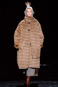 Marc Jacobs Fall 2019 Ready-to-Wear collection, runway looks, beauty, models, and reviews.