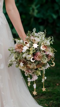 Infuse magic into your wedding with celestial star charm bouquets. Click for more unique wedding bouquet ideas!