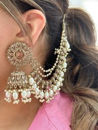 Be it a matha patti or bridal necklaces, these jewellery pieces are to be bookmarked right now. Pearls add more elegance and charm to your bridal look. Here are all the new and trendy pearl wedding jewellery to try.