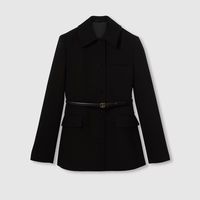 Compra ahora Chaqueta de crepé de lana de Gucci. Una nueva interpretación de la chaqueta funcional irradia feminidad a través de materiales bien investigados. Combinado con unas botas hasta o por encima de la rodilla en el desfile, el look también rinde homenaje al legado ecuestre de Gucci. Esta elegante chaqueta de crepé de lana se caracteriza por un cinturón extraíble de piel con Doble G.