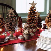 How  clever is that?  A little glitter star on top of a pine cone and you have a Christmas Tree!