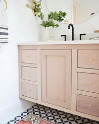 This custom vanity turned out muy bueno and it was designed to fit perfectly in a very tight space. Love this little bathroom! Swipe for the before ➡️