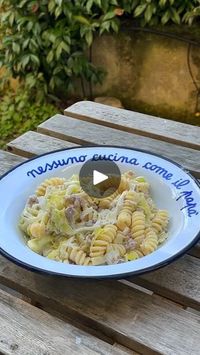 Qui a déjà goûté cette recette de fusilli aux poireaux et aux saucisses ? 😍 @latavoladigael | Qui a déjà goûté cette recette de fusilli aux poireaux et aux saucisses ? 😍 @latavoladigael
La recette ici : https://www.instagram.com/p/C01KUioNjyU/ | By SuperBon | Today a super comforting dish with leeks and sausages start by thinly cutting the leeks and put them back in butter. Then add the sausage meat, thaw it all in white wine, let it reduce well then add some cream and allow it to simmer. I love adding a little bit of nutmeg and a glass of water from baking batter to make the sauce even more creamy. When the guns are ready, you dip them in the sauce, mix everything well and then all that is left is to prepare on a nice plate and enjoy yourself, galet amicci. Bon appetit and don't forget 