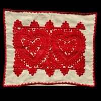 Original Pillowcase Embroidered In The Traditional Style Of The Hungarians Of The Kalotaszeg Region Of Transylvania. This Style Of Embroidery, For Which The Region Is Well Known, Is Called “Irasos,” Meaning “Written.” Features Red Wool Embroidered Double Heart Design On Natural Linen, With A Matching Finished Edge. Measures Approx. 23 X 18.5”. Partially Open At One End. In Good Condition With A Some Straggly Threads At Edges.