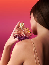 Soleil Lunar Lalique: for women who play with seduction and sophistication and stay true to the coexistence of both.