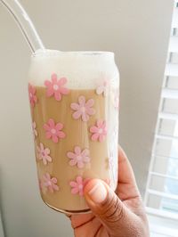 Grab the perfect summer glass, for all yoir favorite summer drinks! From iced coffees to your favorite mixed cocktails!  Hand wash only.