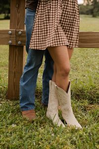 western inspired couple photoshoot. country photoshoot. couple photoshoot poses. tecovas annie boots. tecovas fashion. tecovas outfit.