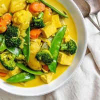 This Easy Tofu Vegetable Coconut Curry is perfect for curry lovers! It's wholesome, super nutritious, and ready in just 30 minutes! #plantbasedonabudget #coconut #curry #vegan