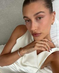 The latest trend seen on Hailey Bieber and TikTok is makeup without mascara. Get expert tips on how to nail the minimalist look.