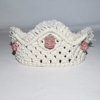 Couronne de princesse en macramé.toutes les princesses ont besoin de leur couronne !elle mesure 34cm de long + 25cm de corde de chaque coté pour la fermer.elle tient bien à la tête, mais si votre petite fille fait une roue elle tombera c'est sûr ...