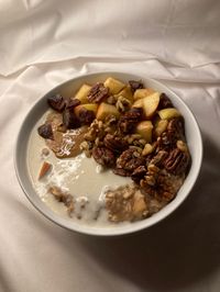 Carmel Apple walnut Oatmeal Recipe 1/2 cups oats Cinnamon Salt Maca Date Walnuts /pecans 1/2 apple Yogurt 1/2 cups Water *mix in pot Topped with Apples Date Pecan Walnuts Nut butter Yogurt