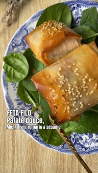 L’été dernier je vous partageais mes petits cigares feta, miel, thym, romarin et noix. Je vous propose aujourd’hui ma version à la patate douce. Ces petites choses sont trop bonnes 🥹🤤. On peut aussi les faire en forme de cigares selon son envie. Et si on aime pas la feta, le chèvre passe aussi très bien même si ça ne vaut pas la feta 🙄😅.  Il vous faut :   • 🌿 feuilles de pâte filo (selon besoins)  • 🌿 huile d’olive  • 🌿 1 grosse patate douce  • 🌿 1 bloc de feta ici mais c’est selon besoins (1 = 4 pièces comme ici ou 6/7 cigares)  • 🌿 sel, thym, romarin, paprika fumé ou paprika, piment d’Espelette en option  • 🌿 miel  • 🌿 graines de sésame   Réalisation :  • Éplucher et tailler la patate douce en tranches épaisses.  • Quadriller en surface, disposer sur une plaque couverte de