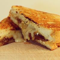 Rainy days call for comfort food. Today, it's a grilled cheese on french bread made with Pine River  Cheddar (marbled with caramelized onions), and my homemade confit onions. #simplepleasures #cdncheese #happy #comfortfood #grilledcheese #gooeygoodness