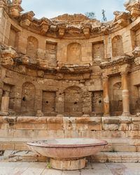 📍Jerash, Jordan Check the last photo to see how the columns move ���😱 #jerash #jerashjordan #jordania #visitjordan #ammanjordan Jordan Trip, Jordan Travel, Things to do in Jordan, Jordan Itinerary, Things to do in Amman, Visit Amman, Visit Jerash