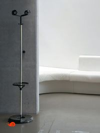 A coat rack and umbrella stand in the everyday home environment, Hoo, the proposal of the Horm brand, for a designer coat rack. The contemporary design is simple, it has a circular support in the form of a tray, a column with an umbrella ring and, at the top, two sets of crossed elements, one large and one small, which fulfil their assigned function. Hoo is a practical, space-saving, free-standing coat stand. Hoo is the complement that furnishes wherever you want, signed and guaranteed by Horm.