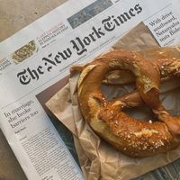 #brainandbeauty #pinterestinspired #instagramstoryideas #parisianamour #inspiration #aesthetic #brezel #pretzels #snacks #food #foodstagram #newspaper