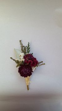 Boutonniere en blanco y vino