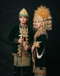 ide prewedding menggunakan baju adat palembang, sumatra selatan (aesan paksangko). Pakaian tradisional Indonesia. Indonesia traditional costume. Pic from instagram: rickyidm #culture #budaya #songket #srivijaya #attire #outfit #ancient #asia #clothing #clothes