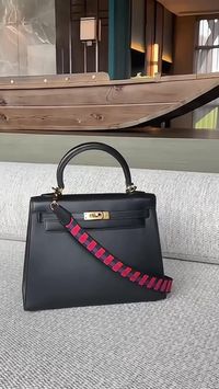 Kelly25 in black has a cool and chic style. Occasionally, I want to change my mood and try a different style. It can be paired with a canvas shoulder strap in magenta, which instantly transforms the originally cool bag into a vibrant and sweet one. Various lengths are available. 

#awulookstrap #BagShoulderStrapTransformation #Hermes #HermesKelly25 #HermesLove #HermesKelly #HermesShoulderStrap