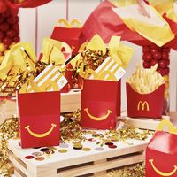 Make some excellent party favour bags with this Happy Meal box template. Just print ‘em, fold ‘em, and load ‘em with treats!