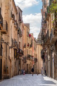 Are you looking for a quiet escape from the bustling streets of Barcelona? Tarragona is waiting for you with open arms! 🤗 From many Roman ruins and the medieval old town to stunning beaches and gripping events 🏛️🏖️🥳 Tarragona has it all, and even more. It’s a history buffs haven – a place where history comes to life at its best and surrounds you wherever you go. Click the link and discover great things to do in Tarragona on our blog 🇪🇸 ➡️