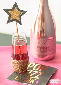 These DIY glitter champagne glasses will bring a little glitz and glamour to an Oscars party, New Year's Eve celebration or other black-tie event. Click to see how easy it is to transform inexpensive champagne flutes.