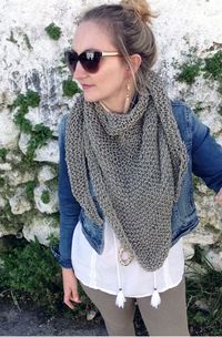 Make a triangle scarf with this easy and free knitting pattern. This scarf is great for spring and summer, to wear with anything!