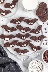 Get into the Halloween spirit with these easy-to-make Miniature Reese’s Oreo Bats! They’re cute, delicious, and perfect for adding a bit of festive fun to your holiday celebrations.