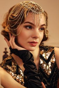 Roar back 100 years to unprecedented golden 20s with this headband, which perfectly create an elegant and sophisticated Gatsby style. Features: Shiny crystals and rhinestones Gorgeous divine deco design Beautifully structured arrays Dripped rhinestone chains