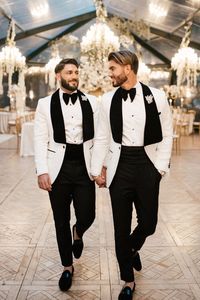 The grooms rocked in a matching white tuxedo jacket. | Image by Phosart