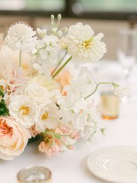 White and peach wedding inspiratino for table