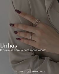 As unhas desempenham um papel crucial na comunicação visual e na formação da nossa imagem pessoal. ⠀ ⠀ Nosso cuidado com elas deve ir além da vaidade, pois são uma forma de expressão que influencia diretamente como nos apresentamos ao mundo. ⠀ ⠀ Você já parou para pensar no que suas unhas comunicam sobre você?